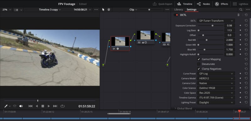 Een videobewerkingssoftware toont kleurbewerkingsnodes, een preview van een motorfiets op een racetrack en instellingen voor kleur, zoals belichting, gamma en highlights in het rechterpaneel.