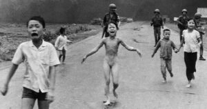 Nick Ut spreekt zich uit nadat Netflix een documentaire koopt die de credits van de Napalm Girl-foto in twijfel trekt