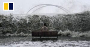 Fotograaf vertelt het verhaal achter een krachtige foto van een man die kalm een supertyfoon trotseert