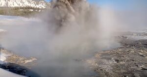 Webcam registreert voor het eerst een modderige uitbarsting bij de Black Diamond Pool in Yellowstone