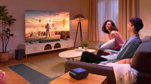 couple qui regarde un film sur une TV 4K TCL