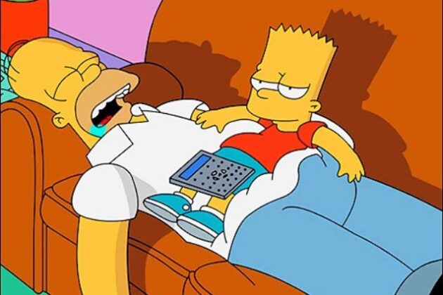 Les Simpson : Bart regarde la télé assis sur son père endormi