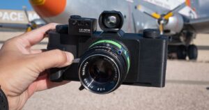 Deze 3D-geprinte camera laat je dol worden op panoramische analoge fotografie