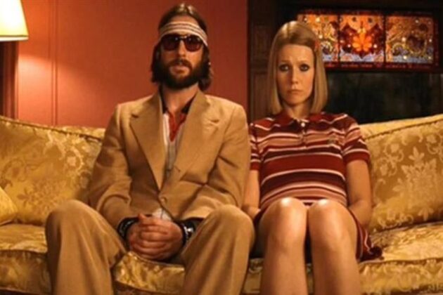 La famille Tenenbaum : Les parents se tiennent droit comme des piquets dans leur canapé