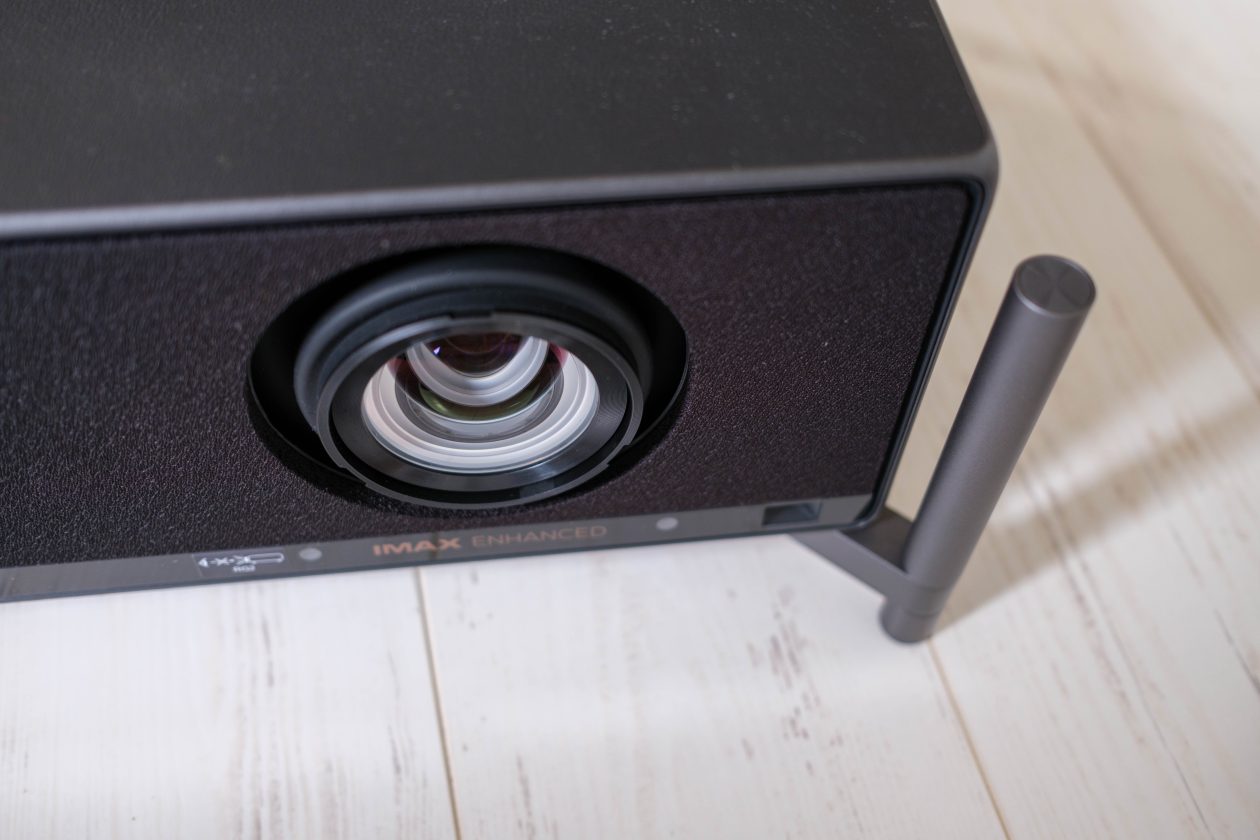 XGIMI Titan op zijn statief