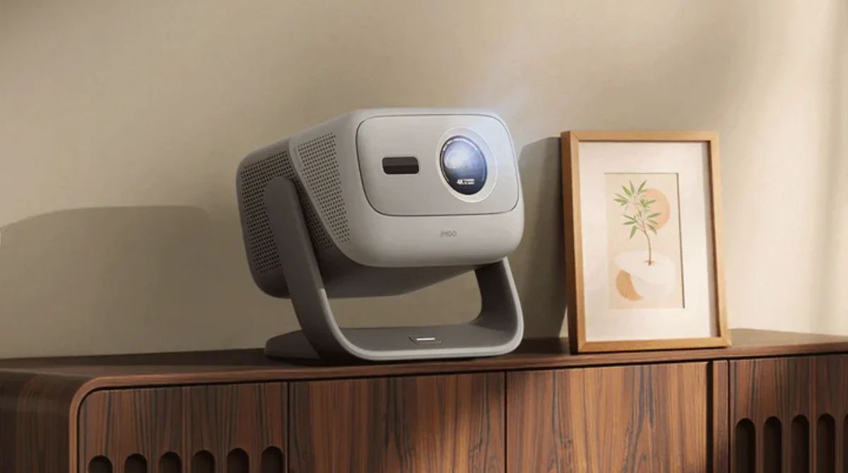 projecteur JMGO N3 4K sur un meuble