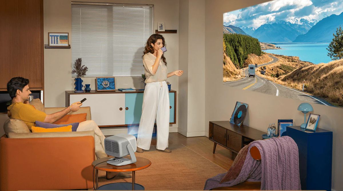 couple qui regarde un paysage avec le JMGO N3 4K
