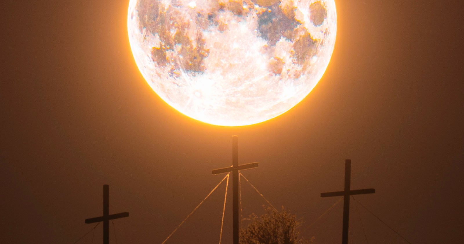 Ontroerende vollemaanfoto van de fotograaf markeert het begin van Pasen