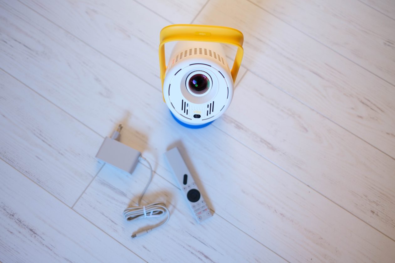 XGIMI Vibe One avec telecommande et chargeur