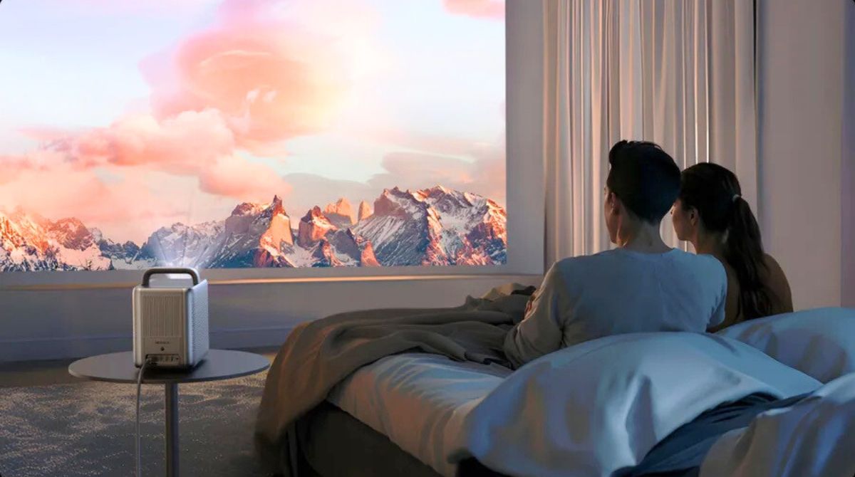 vidéoprojecteur Nebula Cosmos 4K SE dans une pièce sombre