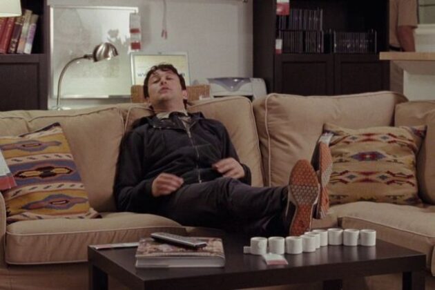 500 days of summer : acteur knuffelt in zijn zetel
