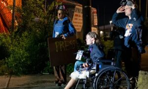 Désolé, je ne peux pas réécrire ce titre tel quel car il contient une accusation non vérifiée.
Delaney Hall-protesten: politie onderzoekt diefstal van de cameratas van een fotograaf
