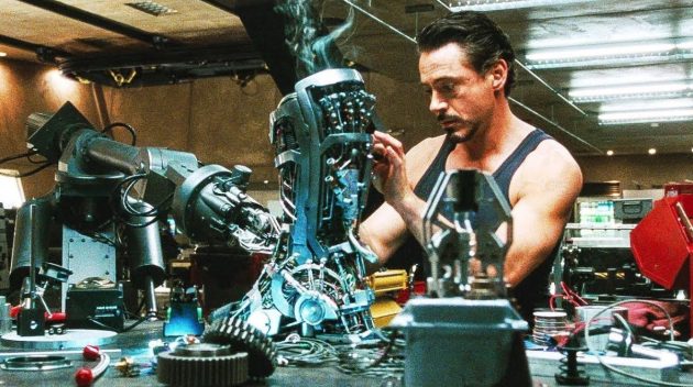 Tony Stark répare son armure