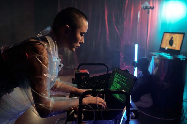 High-tech base de données : Virus smart TV - femme code laptop