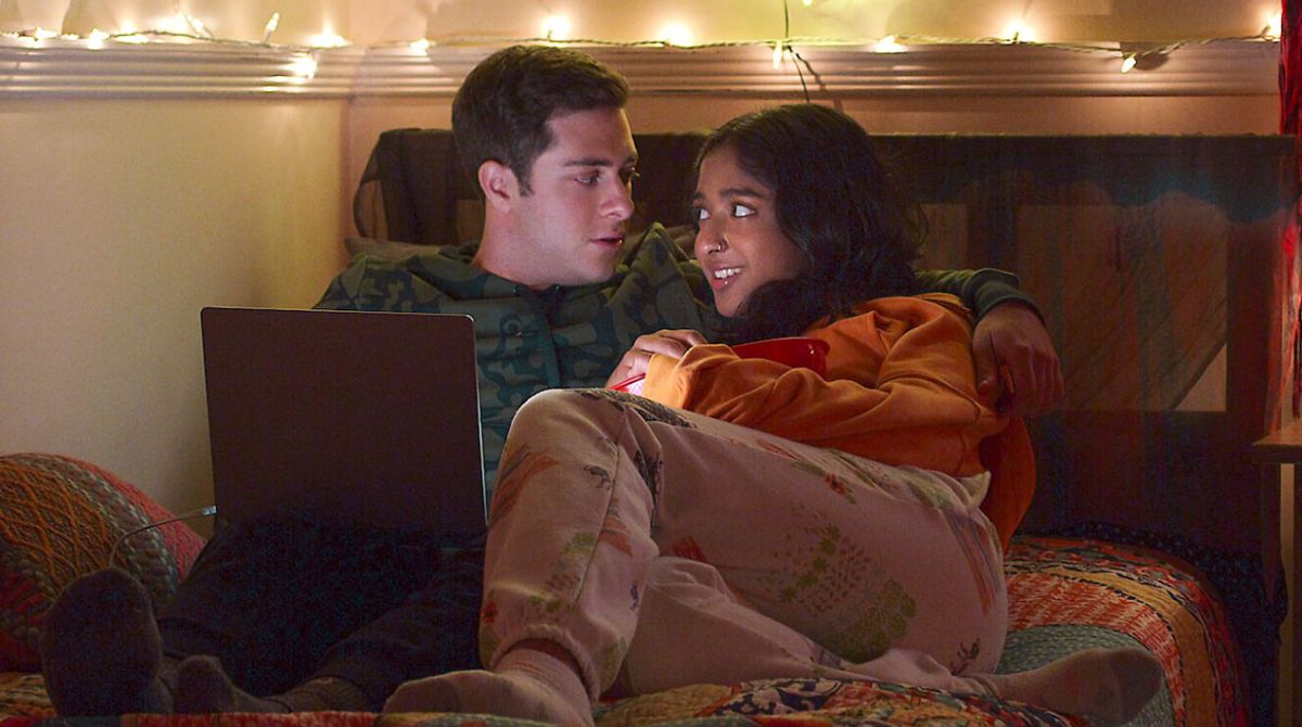 couple qui regarde Netflix sur un ordinateur