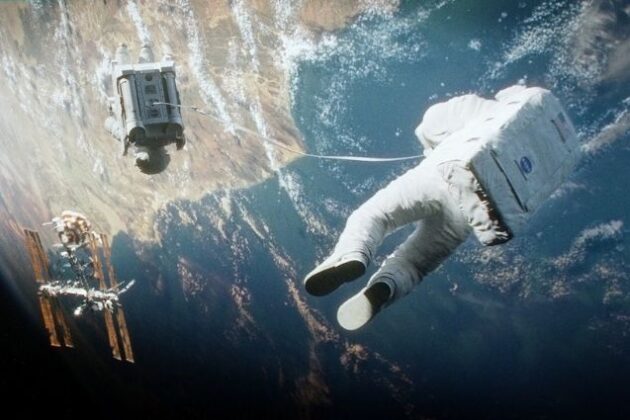 Gravity : astronaute suspendu
