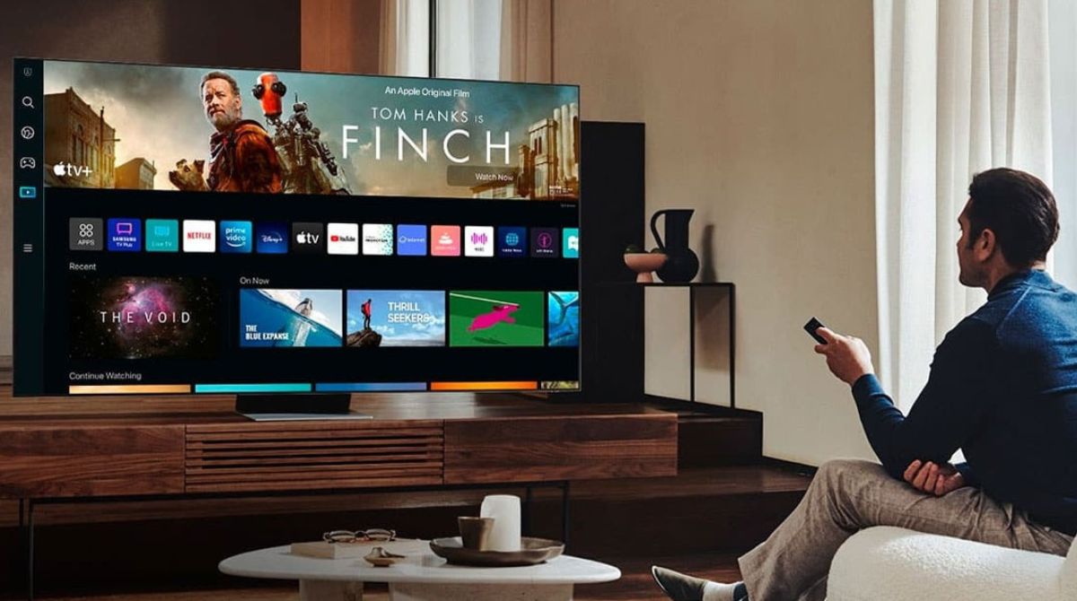 jongen die een serie kiest op zijn tv