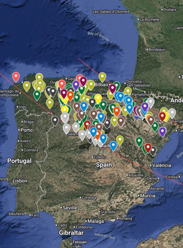 Een satellietkaart van het Iberisch schiereiland met talrijke kleurrijke locatie-pins verspreid over Spanje.
