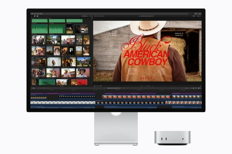 Een computerscherm toont een videobewerkingsinterface met een filmtitelkaart voor 'Black American Cowboy', naast een kleine desktopcomputer.