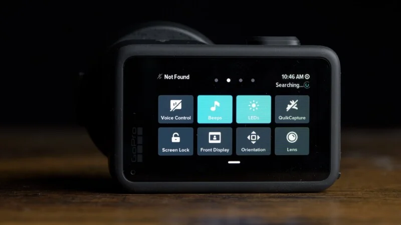 Een GoPro-camera-scherm toont een instellingenmenu met pictogrammen voor Spraakbesturing, Beeps, LEDs, QuikCapture, Screen Lock, Front Display, Orientation en Lens.
