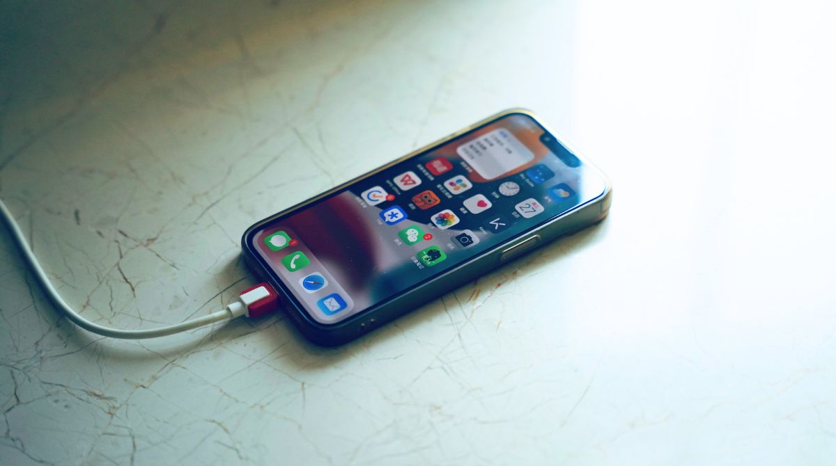 smartphone qui se recharge via un câble USB