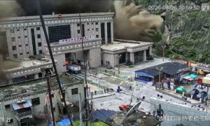 Beveiligingscamera legt modderstroom vast die tegen de Nepal-China-grensovergang knalt