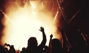 New York nachtclub dreigt iedereen die slimme brillen draagt permanent te verbannen