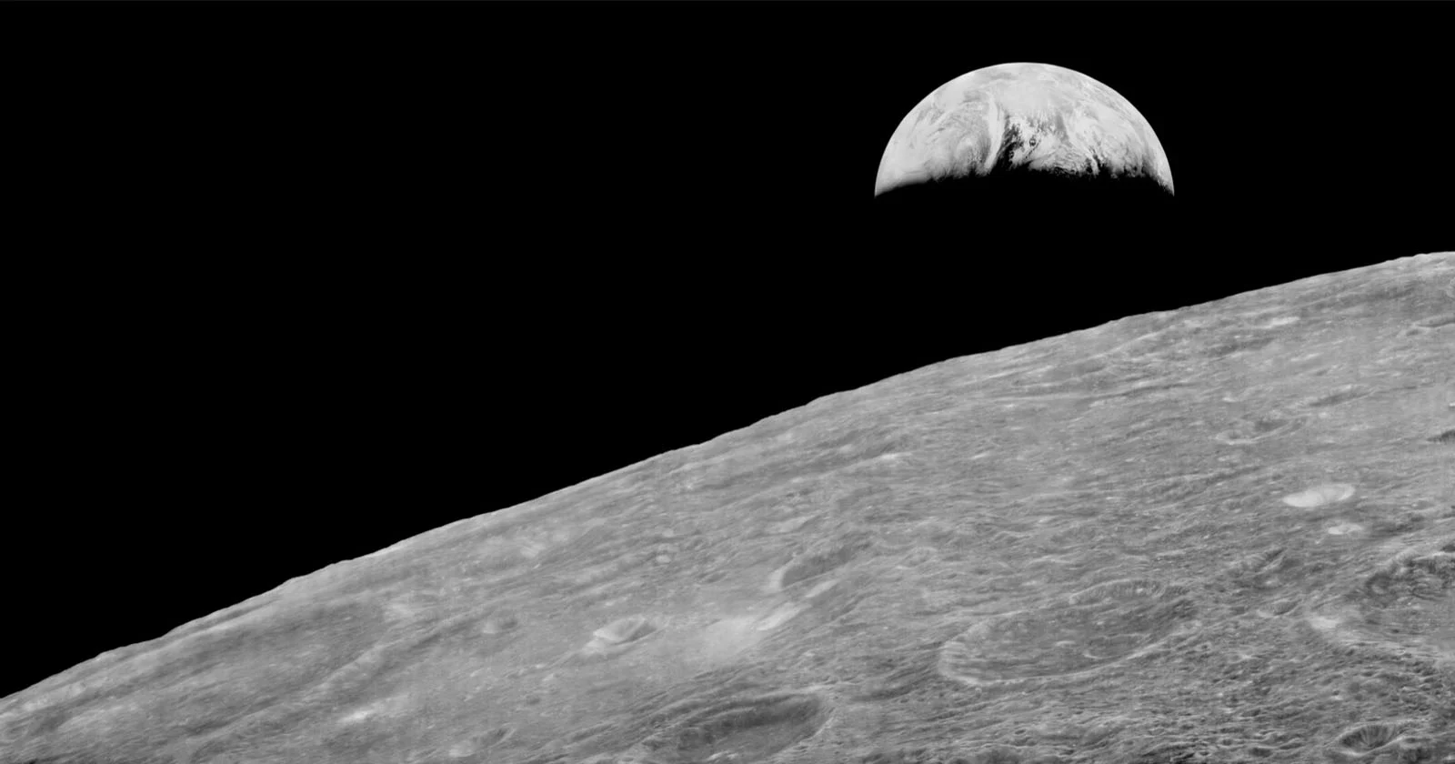 De eerste aardopkomst-foto ooit: 60 jaar geleden gemaakt met een filmcamera door een robotruimtevaartuig