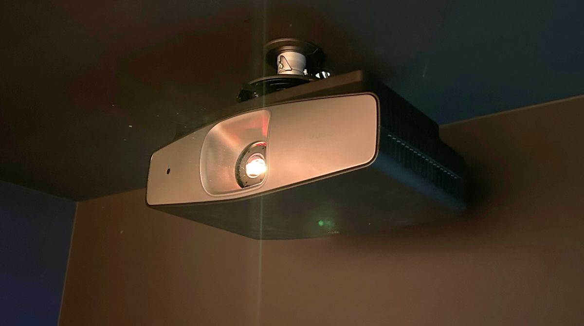 projecteur BenQ W4200 installé sur un support plafond