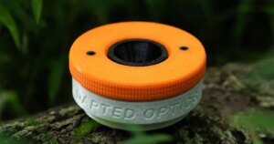 Fotograaf hervindt zijn passie door zelf een op maat gemaakte lens te bouwen en richt daarna een optiekbedrijf op