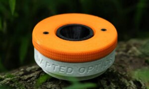 Fotograaf hervindt zijn passie door zelf een op maat gemaakte lens te bouwen en richt daarna een optiekbedrijf op