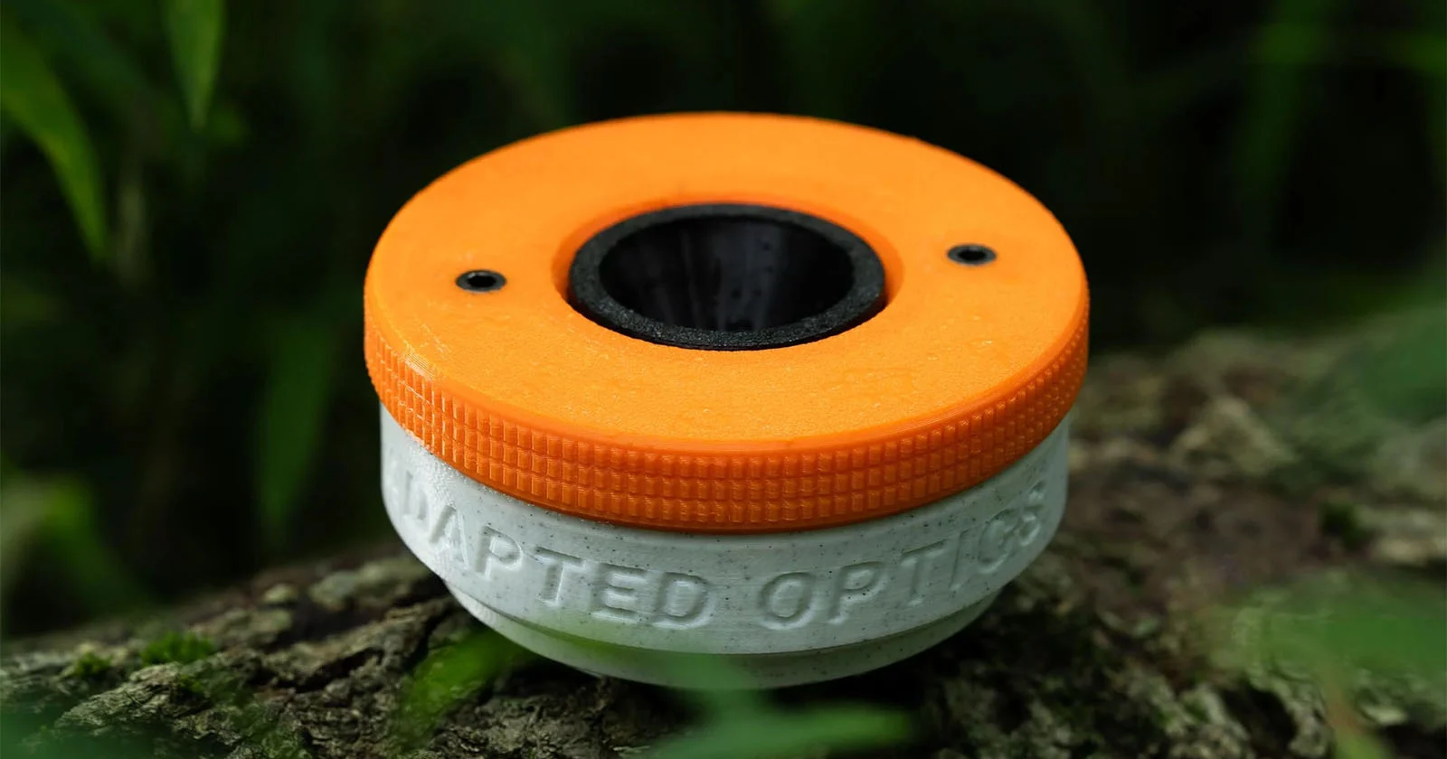Fotograaf hervindt zijn passie door zelf een op maat gemaakte lens te bouwen en richt daarna een optiekbedrijf op
