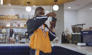 OpkomendeNFL-ster begint met filmfotografie tijdens de offseason
