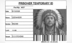 Voormalige gevangene eist rechtszaak nadat de politie zijn gevangenisfoto digitaal heeft bewerkt om hem in inheemse Amerikaanse kleding te tonen