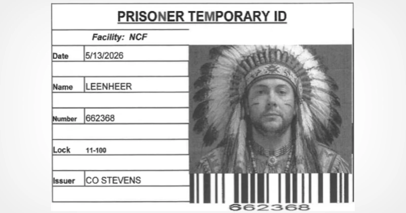 Voormalige gevangene eist rechtszaak nadat de politie zijn gevangenisfoto digitaal heeft bewerkt om hem in inheemse Amerikaanse kleding te tonen