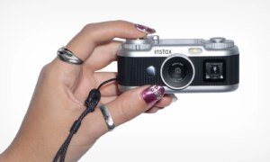 De Fujifilm Instax Pal 2-digicam lijkt helemaal niet op zijn vreemde voorganger