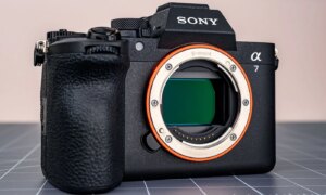 Sony a7 V voert de ranglijsten aan in zeven van de eerste acht maanden van 2026