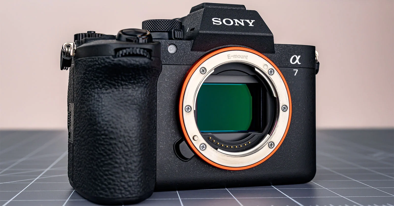 Sony a7 V voert de ranglijsten aan in zeven van de eerste acht maanden van 2026