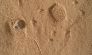 Voetafdrukken op het oppervlak van Mars gefotografeerd door de Curiosity-rover