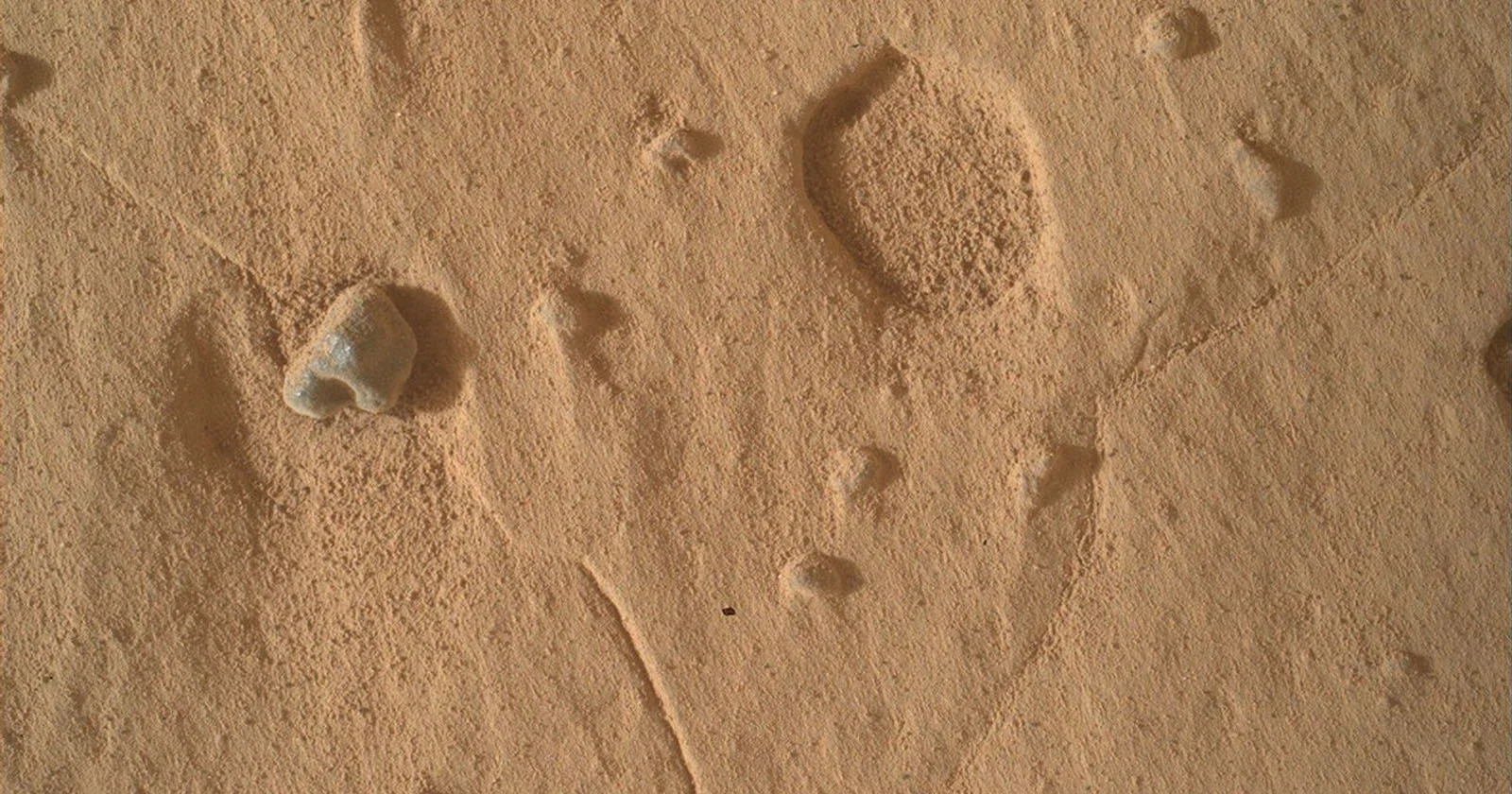 Voetafdrukken op het oppervlak van Mars gefotografeerd door de Curiosity-rover