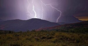 Fotograaf legt bliksem vast die op een berg insloeg tijdens een storm die een 19-jarige wandelaar het leven kostte