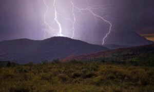 Fotograaf legt bliksem vast die op een berg insloeg tijdens een storm die een 19-jarige wandelaar het leven kostte
