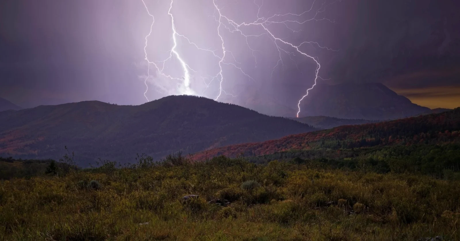 Fotograaf legt bliksem vast die op een berg insloeg tijdens een storm die een 19-jarige wandelaar het leven kostte