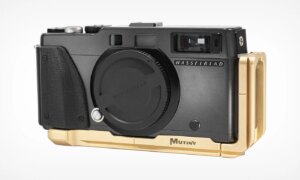 Op maat gemaakte montagebeugel voor de Hasselblad XPan centreert de camera eindelijk op statieven