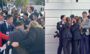 Chinese en Amerikaanse fotografen botsen terwijl ze wachten op de aankomst van Trump en Xi bij het Witte Huis