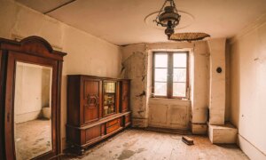 Urbexers doen gruwelijke ontdekking tijdens fotoshoot bij verlaten huis