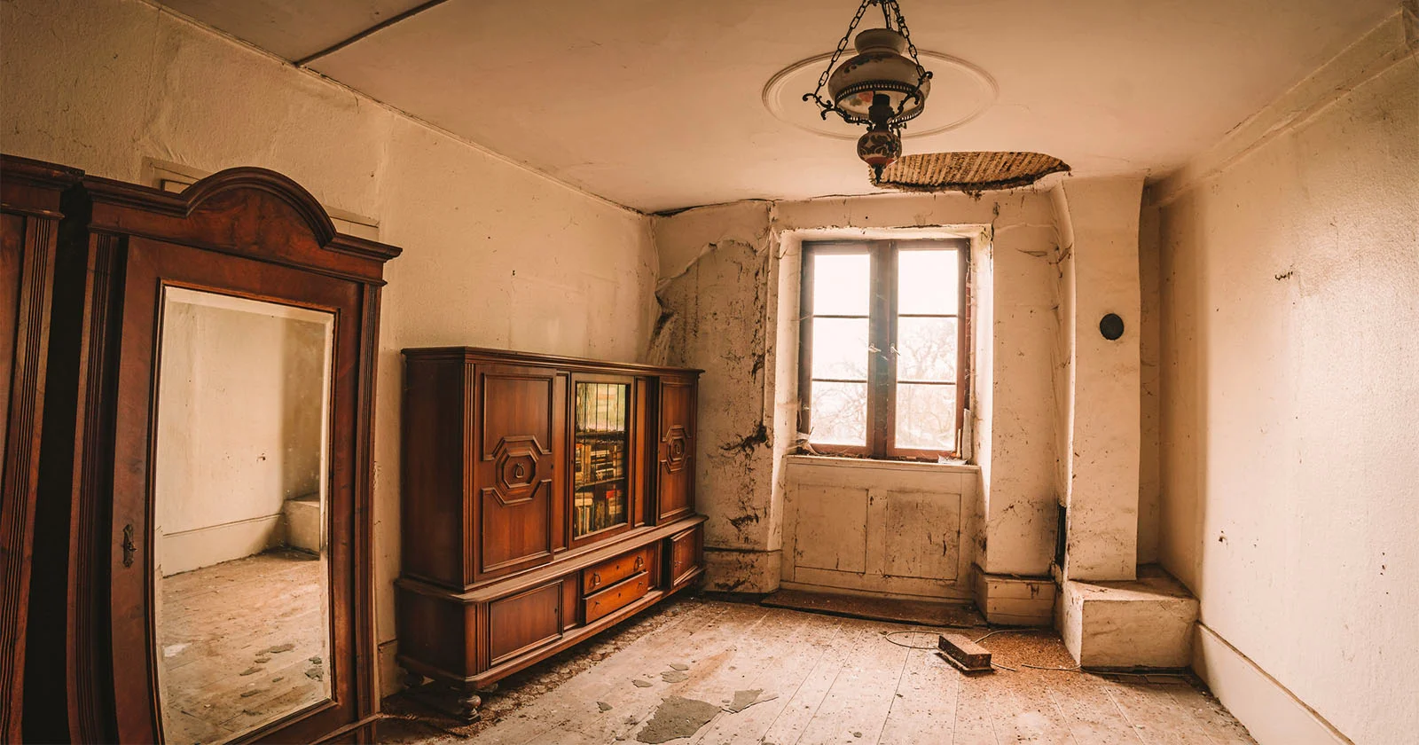 Urbexers doen gruwelijke ontdekking tijdens fotoshoot bij verlaten huis