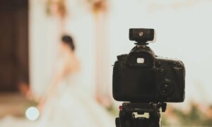 Paar betaalt 4.000 dollar voor huwelijksfoto’s en ontdekt dat de fotograaf bestanden kwijt is tijdens verzending naar de editor