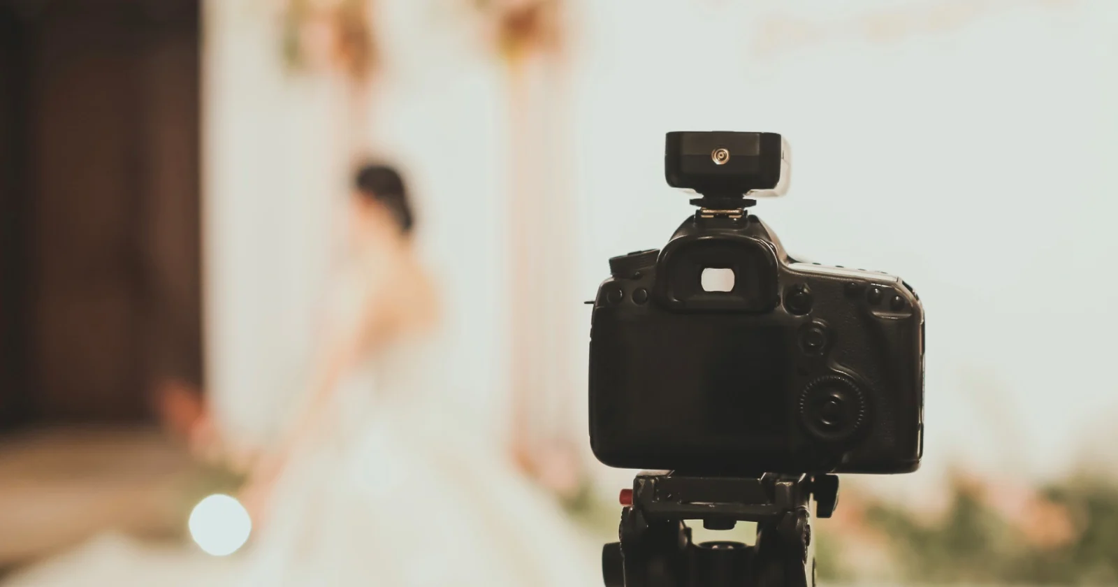 Paar betaalt 4.000 dollar voor huwelijksfoto's en ontdekt dat de fotograaf bestanden kwijt is tijdens verzending naar de editor