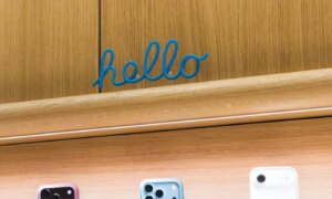 Apple verbergt kleine ‘Hallo’-bordjes in winkels zodat klanten de iPhone 18 Pro-camera kunnen uitproberen